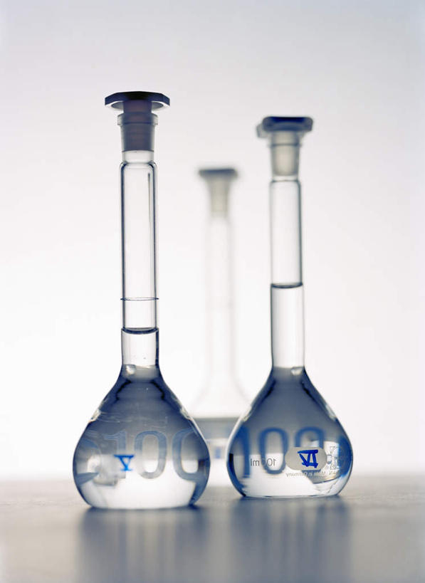 无人,竖图,室内,白天,白色背景,正面,实验,仪器,静物,研究,透明,分析,化学,测试,烧瓶,玻璃制品,三个,玻璃瓶,瓶子,器皿,摄影,影棚,玻璃仪器,试验耗材,实验用品,平底烧瓶,彩图,影棚拍摄,拍摄