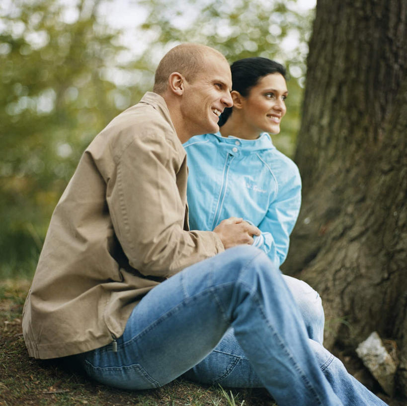 西方人,两个人,家庭,夫妻,坐,握手,笑,微笑,方图,室外,白天,正面,爱情,草地,草坪,森林,树林,植物,欧洲,欧洲人,服装,朦胧,模糊,浪漫,休闲装,草,树,树木,衣服,绿色,黑色,自然,休闲,温暖,温馨,一家人,休闲服,恩爱,恋人,服饰,生长,成长,和睦,男人,男性,年轻男性,年轻女性,女人,女性,白种人,年轻人,长发,夫妇,情侣,搀手,拉手,手拉手,手握手,坐着,半身,彩图,伴侣,融洽