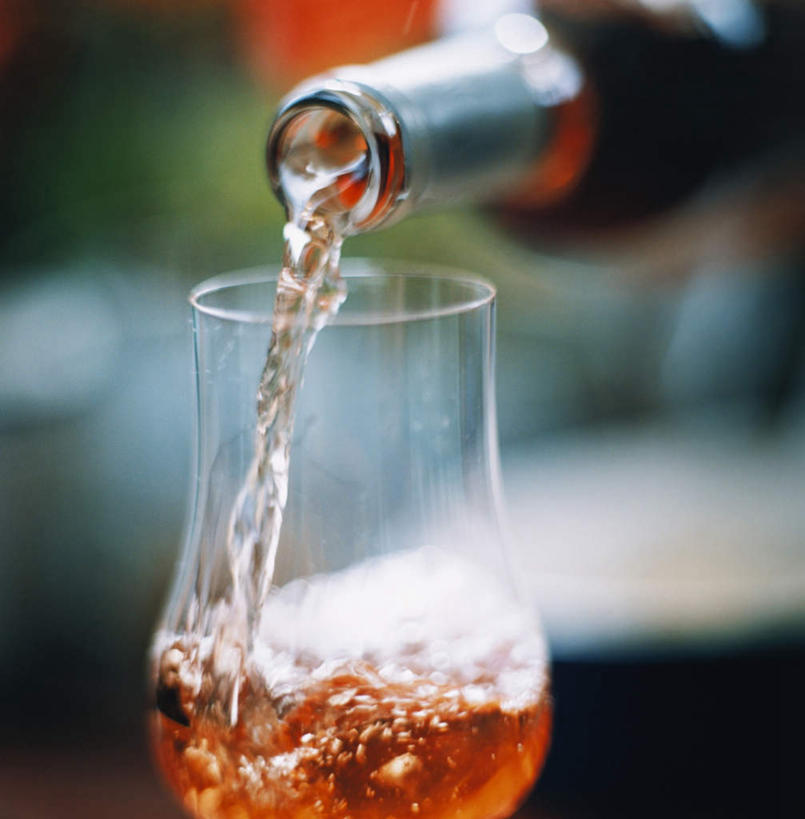 无人,竖图,室外,特写,白天,正面,静物,杯子,倒,朦胧,模糊,一杯,玻璃制品,酒瓶,瓶子,水杯,一瓶,玻璃杯,彩图