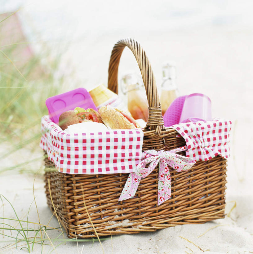 点心,无人,竖图,室外,特写,白天,正面,下午茶,草地,草坪,植物,静物,朦胧,模糊,格子,篮子,丝绸,丝带,食品,缎带,绸带,草,食物,糕点,粉色,绿色,藤编,食物篮,彩图,野餐篮,蛋糕