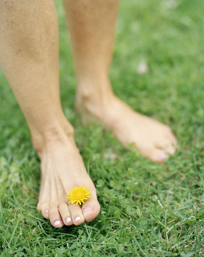 西方人,腿部,脚,脚趾,脚趾甲,腿,一个人,站,竖图,俯视,室外,特写,白天,草地,草坪,植物,欧洲,欧洲人,仅一个年轻女性,仅一个女性,仅一个人,裤子,朦胧,模糊,盛开,夹,花蕾,指甲油,牛仔裤,踩,草,花,花瓣,花朵,鲜花,一朵,黄色,红色,绿色,花苞,花蕊,踩着,站着,年轻女性,女人,女性,白种人,脚指甲,站立,半身,彩图,高角度拍摄