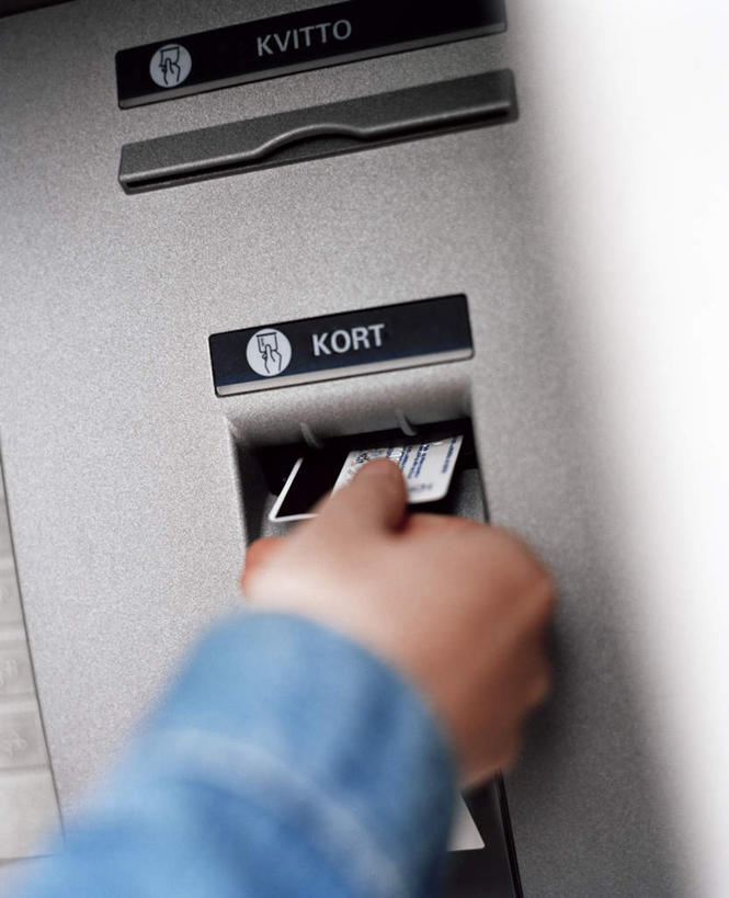 手,竖图,俯视,室内,特写,白天,信用卡,取款机,一张,握,服装,朦胧,模糊,插,拿,拿着,休闲装,衣服,蓝色,休闲,手部,休闲服,卡,握着,储蓄卡,服饰,一台,atm机,自动柜员机,银行卡,自动取款机,半身,彩图,高角度拍摄