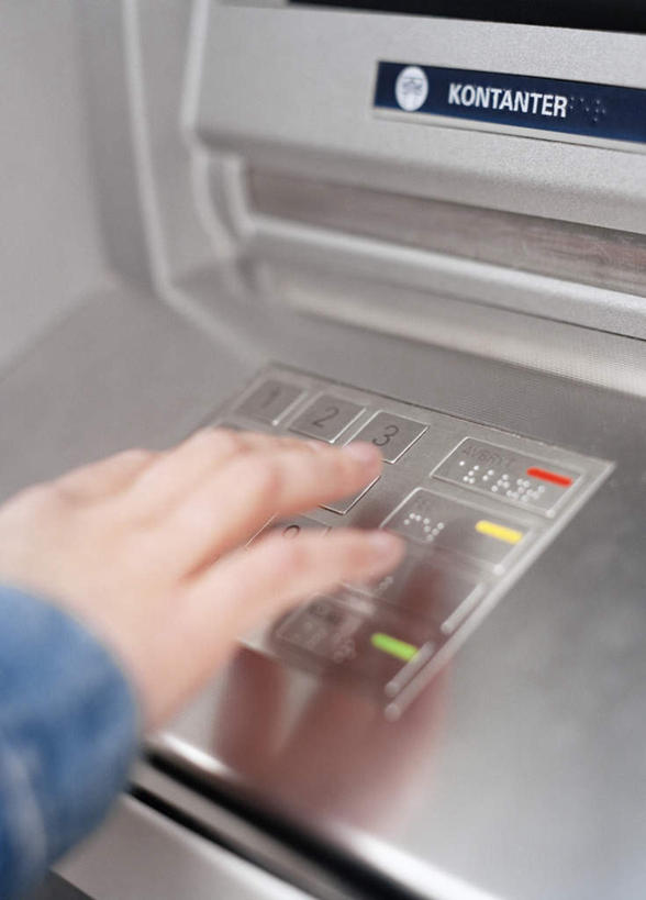 手,摸,竖图,俯视,室内,特写,白天,取款机,敲打,服装,朦胧,模糊,休闲装,输入,衣服,蓝色,打字,休闲,手部,休闲服,服饰,点击,一台,敲击,atm机,自动柜员机,自动取款机,按键,触摸,接触,半身,彩图,高角度拍摄