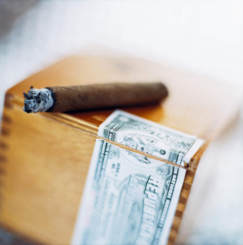 无人,竖图,俯视,室内,特写,白天,桌面,香烟,一根,阴影,朦胧,模糊,光线,影子,塑料,褐色,燃烧,盒子,一个,阳光,容器,塑料制品,雪茄,烟,单个,储藏,储存,焚烧,卷烟,烟草,纸烟,彩图,高角度拍摄,贮存