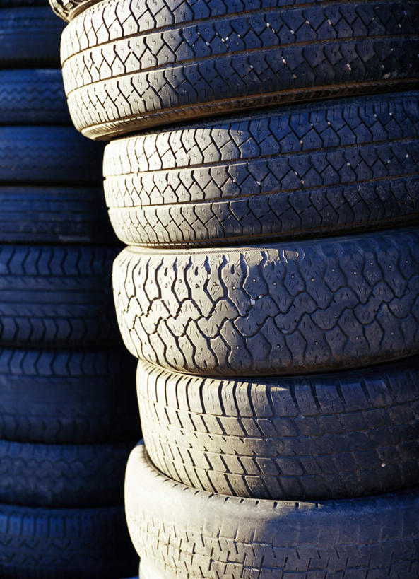 无人,竖图,室外,特写,白天,正面,一堆,许多,阴影,堆叠,堆积,光线,影子,黑色,阳光,轮胎,橡胶,堆,橡胶制品,彩图