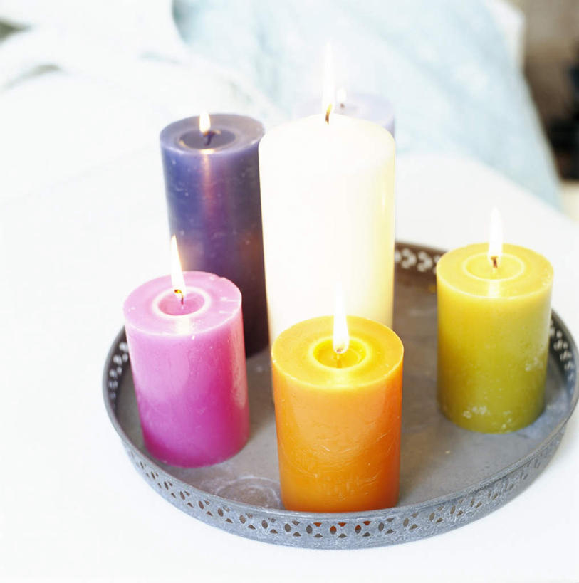 无人,方图,俯视,彩色,室内,特写,白天,餐桌,桌面,桌子,蜡烛,托盘,五个,许多,透明,火焰,烛光,燃烧,蓝色,绿色,紫色,点燃,橙色,餐台,理智,沉静,冷色,高深,冷淡,彩图,高角度拍摄