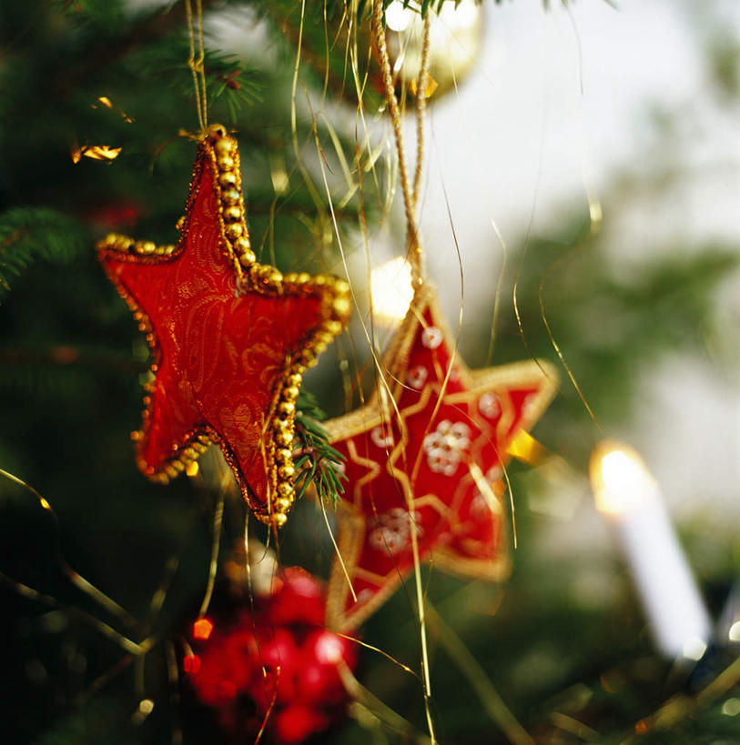 无人,方图,俯视,室内,白天,吊挂,悬挂,阴影,朦胧,模糊,装饰,光线,挂饰,影子,星星,圣诞树,圣诞球,球,装饰品,红色,阳光,球体,星形,华丽,修饰,点缀,五角形,衬托,美观,雅致,雅观,五角星,彩图,高角度拍摄