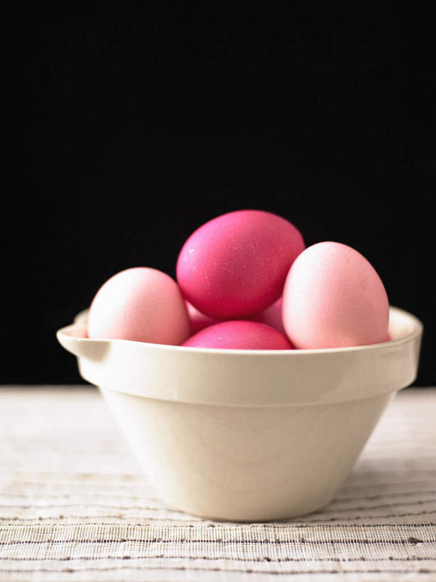 无人,竖图,俯视,室内,特写,白天,阴影,黑色背景,光线,布料,盆,影子,陶瓷,陶瓷制品,布纹,桌布,阳光,餐巾,台布,摄影,影棚,复活节彩蛋,彩图,高角度拍摄,影棚拍摄,拍摄