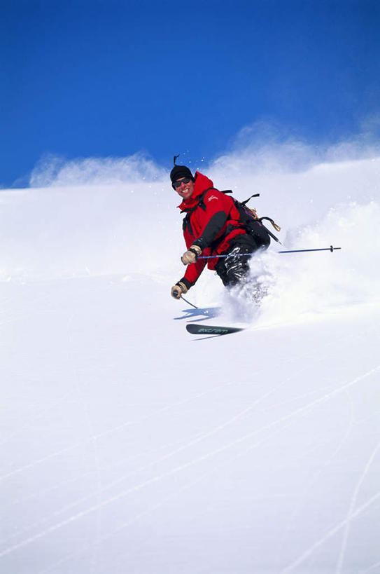 西方人,一个人,站,笑,微笑,露齿笑,竖图,室外,白天,仰视,安全,太阳,雪,大雪,帽子,欧洲,欧洲人,仅一个男性,仅一个人,握,阴影,服装,装饰,光线,滑雪,眼镜,影子,积雪,雪景,冬季,冬天,防护,拿,拿着,仅一个年轻男性,衣服,蓝色,蓝天,天空,阳光,手套,天,站着,温暖,寒冷,握着,服饰,羽绒服,保暖,护目镜,保护,华丽,点缀,御寒,保险,滑雪橇,保全,周全,安稳,安定,衬托,美观,雅致,雅观,棉帽,严寒,安全防护眼镜,冬装,平安,男人,男性,年轻男性,白种人,站立,彩图,低角度拍摄,全身,防护眼镜