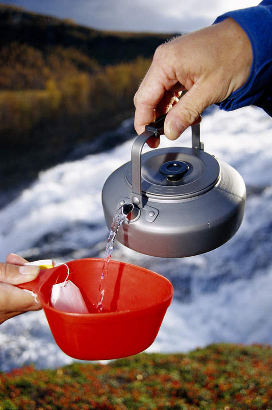 西方人,手,两个人,夫妻,站,竖图,俯视,室外,白天,爱情,草地,河流,水,植物,欧洲,欧洲人,握,阴影,盛开,湍急,光线,影子,塑料,河水,水流,浪漫,拿,花蕾,拿着,水壶,草,花,花瓣,花朵,鲜花,红色,绿色,阳光,塑料制品,花苞,花蕊,站着,手部,恩爱,握着,恋人,水瓢,男人,男性,年轻男性,年轻女性,女人,女性,白种人,夫妇,情侣,站立,半身,彩图,高角度拍摄,伴侣