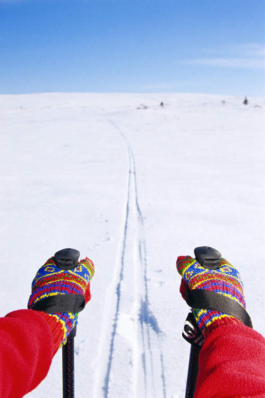 西方人,一个人,站,竖图,俯视,室外,白天,锻炼,运动,雪,大雪,欧洲,欧洲人,仅一个人,握,装饰,积雪,雪景,冬季,冬天,痕迹,拿,拿着,蓝色,蓝天,天空,手套,天,站着,温暖,寒冷,握着,保暖,华丽,点缀,御寒,滑雪橇,衬托,美观,雅致,雅观,严寒,体育,白种人,站立,半身,彩图,高角度拍摄,健身