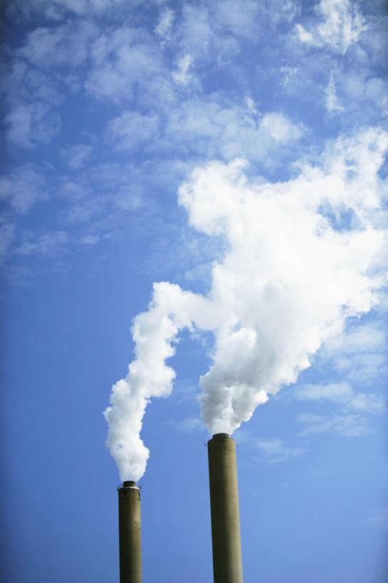 无人,工厂,竖图,室外,白天,仰视,烟囱,云,云朵,云彩,两个,蓝色,白云,蓝天,天空,天,烟,晴朗,工场,污染,传染,晴空,彩图,低角度拍摄