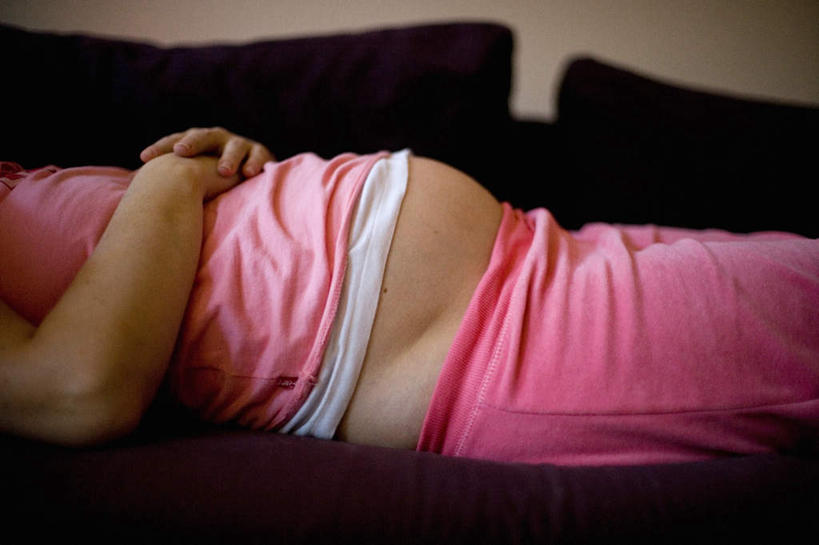 西方人,孕妇,一个人,躺,摸,横图,室外,白天,侧面,沙发,欧洲,欧洲人,仅一个年轻女性,仅一个女性,仅一个人,抚摸,阴影,光线,影子,墙,墙壁,墙面,阳光,怀孕,待产,布艺沙发,妊娠,准妈妈,卧着,年轻女性,女人,女性,白种人,产妇,触摸,接触,躺着,卧,半身,彩图