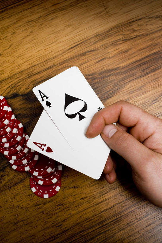 西方人,手,一个人,竖图,俯视,室内,特写,白天,游戏,赌博,贪欲,竞争,餐桌,桌子,纸牌,玩具,扑克,欧洲,欧洲人,仅一个男性,仅一个人,两张,握,阴影,光线,影子,拿,玩,拿着,娱乐,刺激,仅一个年轻男性,阳光,休闲,手部,握着,筹码,餐台,活动,发泄,消遣,智力,赌具,投机,侥幸,欲望,宣泄,筹马,男人,男性,年轻男性,白种人,玩耍,嬉戏,半身,彩图,高角度拍摄,胜负,输赢