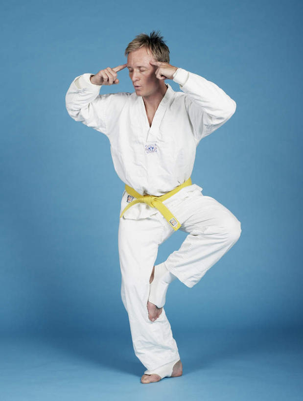 西方人,一个人,站,举,闭眼,竖图,室内,白天,正面,锻炼,运动,跆拳道,欧洲,欧洲人,仅一个男性,仅一个人,指,阴影,蓝色背景,光线,影子,抬腿,腰带,仅一个年轻男性,黄色,阳光,托,站着,摄影,影棚,配饰,跆拳道服,裤带,体育,男人,男性,年轻男性,白种人,闭眼睛,闭着眼,闭着眼睛,举起,举手,举着,向上举,向上伸,向上托,站立,彩图,全身,影棚拍摄,健身,拍摄