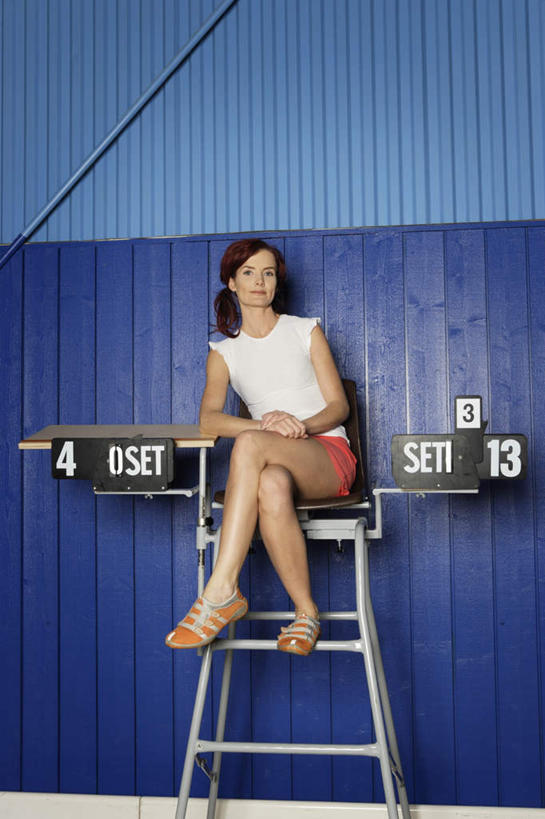 西方人,一个人,坐,竖图,室内,白天,正面,椅子,欧洲,欧洲人,仅一个年轻女性,仅一个女性,仅一个人,服装,木制,标志,数字,文字,字符,墙,注视,休闲装,标识,翘腿,墙壁,墙面,衣服,蓝色,木制品,观察,看,休闲,休闲服,阿拉伯数字,服饰,观看,察看,关注,记分牌,年轻女性,女人,女性,白种人,坐着,彩图,全身