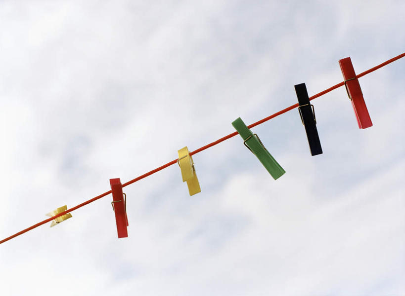 无人,横图,彩色,室外,白天,仰视,许多,晾晒,塑料,云,云朵,云彩,蓝色,白云,蓝天,天空,夹子,绳子,塑料制品,天,晴朗,绳索,衣夹,晴空,彩图,低角度拍摄