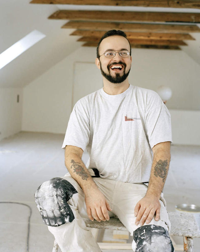 西方人,胡须,一个人,木匠,坐,笑,微笑,露齿笑,竖图,室内,白天,正面,椅子,欧洲,欧洲人,仅一个男性,仅一个人,阴影,服装,时间,光线,时钟,手表,眼镜,影子,墙,计时,扭头,注视,休闲装,墙壁,墙面,仅一个年轻男性,衣服,阳光,钟表,观察,看,转头,休闲,休闲服,表,护膝,服饰,观看,腕表,察看,关注,近视眼镜,男人,男性,年轻男性,白种人,胡子,络腮胡,木工,钟,坐着,半身,彩图