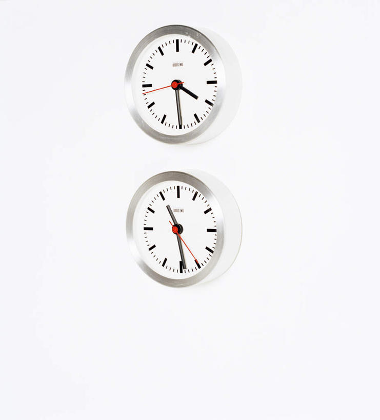 无人,竖图,室内,白天,白色背景,正面,静物,时间,时钟,墙,计时,墙壁,墙面,两个,挂钟,钟表,表,摄影,影棚,钟,彩图,影棚拍摄,拍摄