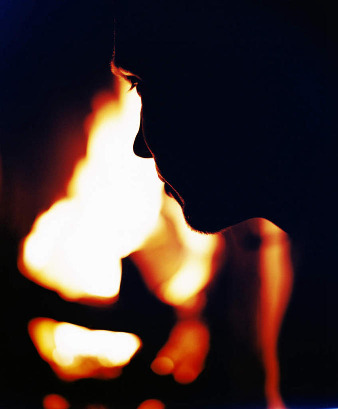 西方人,一个人,竖图,室内,白天,侧面,壁炉,蜡烛,欧洲,欧洲人,仅一个男性,仅一个人,朦胧,模糊,火焰,烛光,燃烧,仅一个年轻男性,点燃,思考,思虑,男人,男性,年轻男性,白种人,半身,彩图