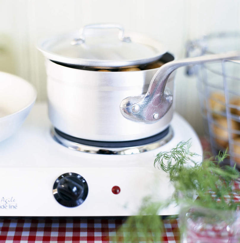 无人,竖图,俯视,室内,特写,白天,烹饪,餐桌,厨房,桌子,静物,布料,锅子,篮子,布纹,桌布,餐巾,台布,餐台,电磁炉,烹调,彩图,高角度拍摄,灶间