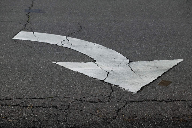 无人,横图,室外,特写,白天,仰视,道路,路,公路,静物,交通,方向,标识,标记,箭头,一个,白色,单个,指向,簇,表记,标帜,马路,彩图,低角度拍摄