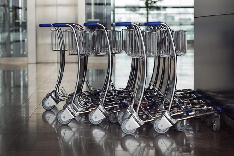 无人,横图,室外,特写,白天,正面,商场,静物,购物车,玻璃,一排,阴影,整齐,光线,瓷砖,地砖,影子,墙,地面,墙壁,墙面,玻璃制品,排列,阳光,队列,彩图