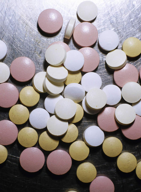 无人,竖图,室内,特写,白天,正面,安全,静物,一堆,堆叠,堆积,药剂,药丸,防护,药片,药品,治疗,堆,保护,药物,医疗,保险,预防,平安,彩图