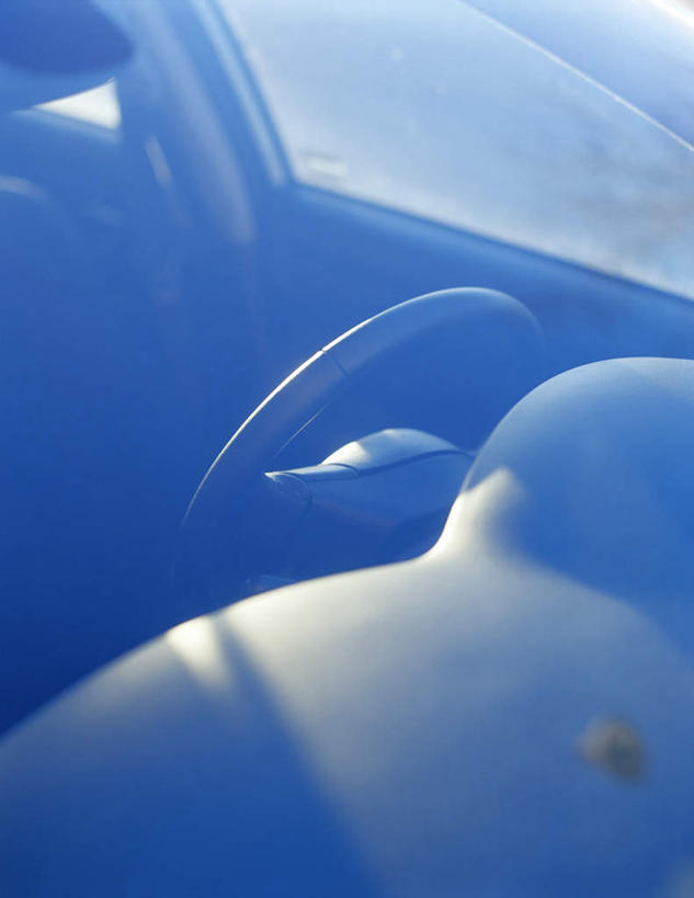 无人,竖图,室外,特写,白天,正面,窗户,汽车,静物,阴影,光线,挡风玻璃,影子,玻璃窗,车,阳光,方向盘,交通工具,轿车,载具,彩图