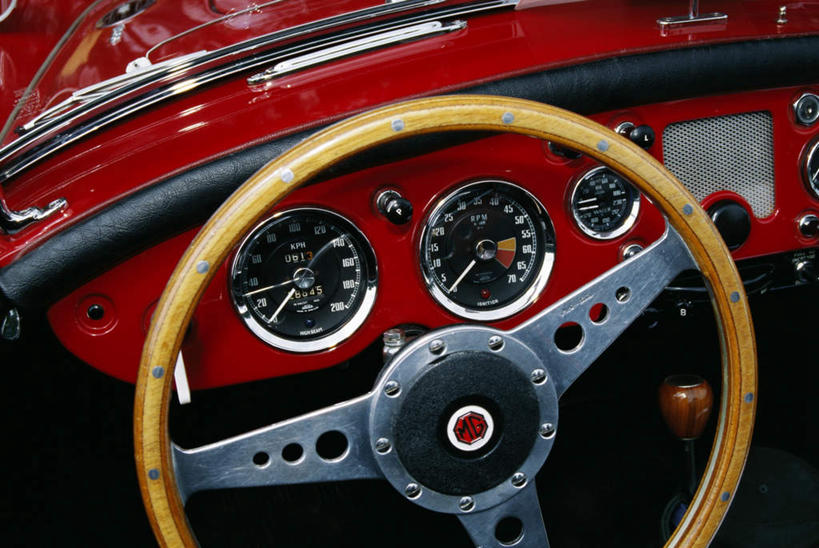 无人,横图,俯视,室外,特写,白天,汽车,静物,玻璃,标志,数字,文字,字符,雨刷,标识,车,玻璃制品,红色,方向盘,交通工具,轿车,阿拉伯数字,载具,仪表盘,雨刮,彩图,高角度拍摄