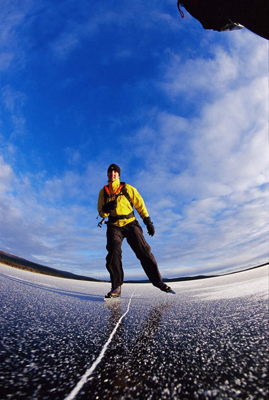 西方人,一个人,竖图,室外,白天,广角镜头,鱼眼镜头,仰视,锻炼,运动,滚轴溜冰,植物,欧洲,欧洲人,仅一个男性,仅一个人,冰,云,云朵,旱冰鞋,溜冰鞋,云彩,树,树木,仅一个年轻男性,蓝色,绿色,白云,蓝天,天空,自然,浮冰,天,轮滑鞋,寒冷,生长,晴朗,成长,冰冷,严寒,单排轮滑,冰凉,酷寒,凛冽,凛凛,极冷,流冰,浮冰块,体育,溜冰,轮滑,男人,男性,年轻男性,白种人,晴空,彩图,低角度拍摄,全身,健身