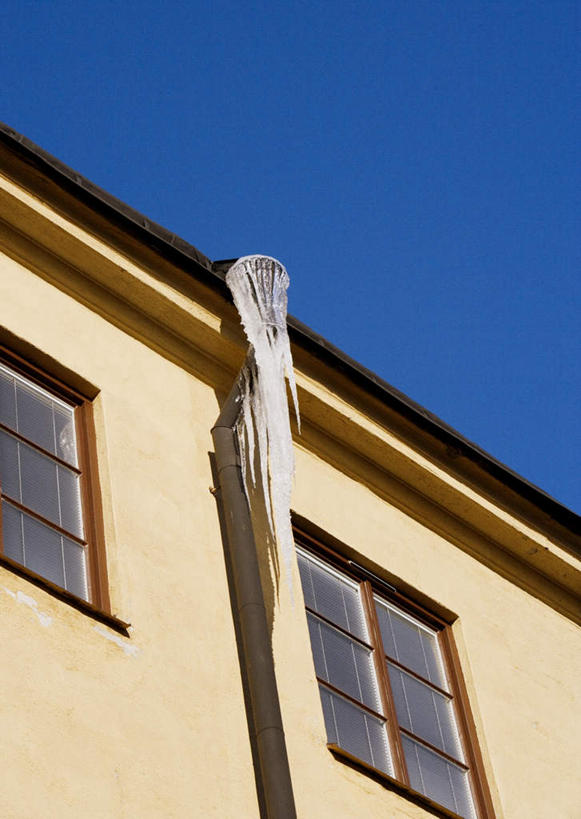 无人,家,竖图,室外,特写,白天,仰视,窗户,阴影,光线,影子,房屋,屋子,冰柱,水管,楼房,玻璃窗,住宅,蓝色,蓝天,天空,阳光,天,晴朗,万里无云,晴空,晴空万里,彩图,低角度拍摄,房子