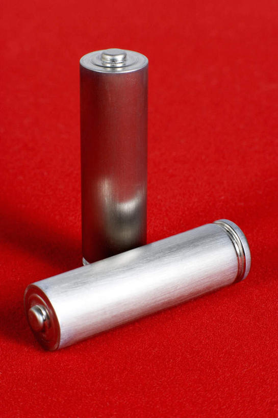 无人,竖图,室内,特写,白天,正面,静物,红色背景,电力,电能,两个,摄影,影棚,能源,存储,资源,储存,蓄电池,干电池,蓄电,彩图,影棚拍摄,拍摄,电池