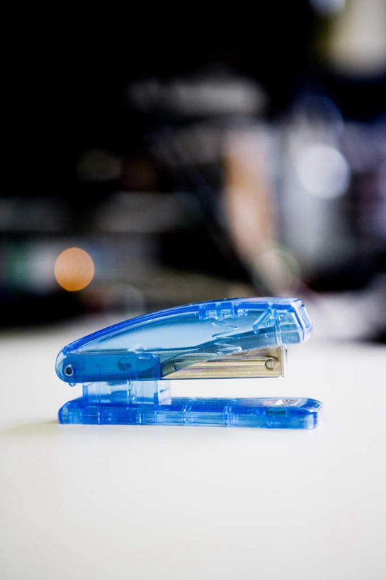 无人,竖图,室内,白天,正面,桌子,连接,阴影,组合,朦胧,模糊,光线,影子,办公桌,灯光,办公用品,订书机,一个,蓝色,单个,链接,装订,拼接,杠杆,拼凑,订书器,拼合,凑集,聚合,撮合,链结,缝合,彩图