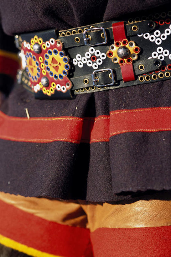 西方人,一个人,竖图,室内,特写,白天,正面,民族服装,欧洲,芬兰,欧洲人,仅一个年轻女性,仅一个女性,仅一个人,腰带,皮带,北欧,配饰,裤带,拉普兰,芬兰共和国,年轻女性,女人,女性,白种人,半身,彩图,传统服装,民俗服