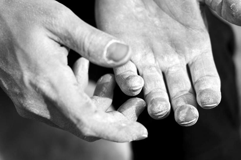 西方人,手,一个人,站,横图,俯视,黑白,室内,特写,白天,欧洲,欧洲人,双手,仅一个年轻女性,仅一个女性,仅一个人,一双,站着,手部,搭,搭着,年轻女性,女人,女性,白种人,站立,半身,高角度拍摄