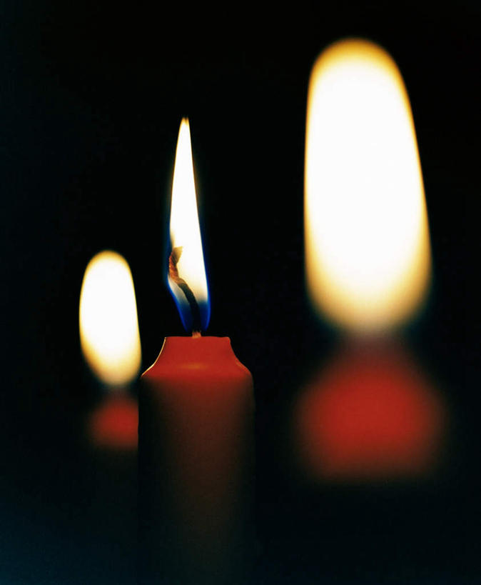 无人,竖图,室内,特写,白天,正面,静物,蜡烛,三根,阴影,黑色背景,朦胧,模糊,反射,火焰,影子,烛光,燃烧,黄色,红色,点燃,摄影,影棚,刺眼,耀眼,彩图,影棚拍摄,拍摄,夺目