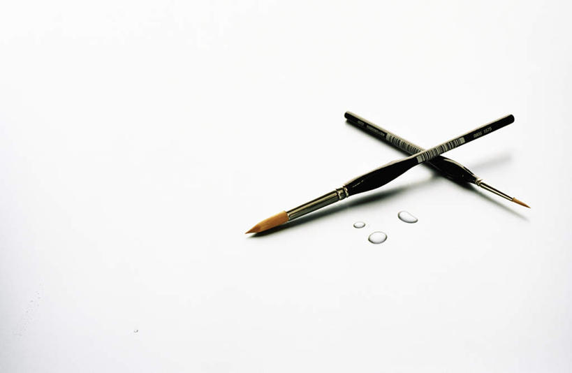 无人,横图,俯视,室内,特写,白天,白色背景,水,桌面,静物,阴影,光线,笔,液体,影子,水滴,办公用品,文具,阳光,画笔,学习用品,摄影,影棚,文具用品,两支,彩图,高角度拍摄,影棚拍摄,拍摄