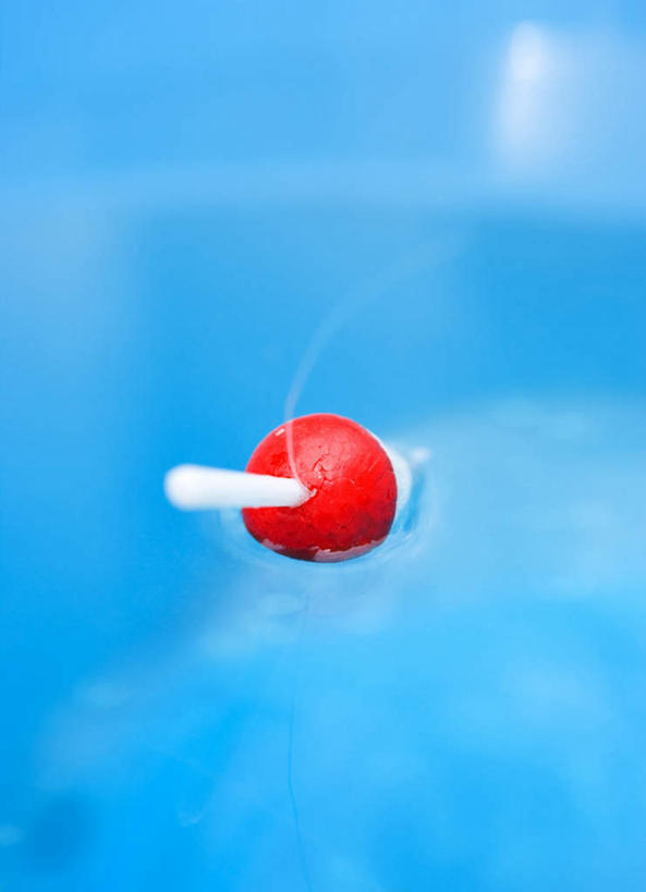 无人,竖图,俯视,室内,特写,白天,水,静物,阴影,波纹,漂浮,光线,液体,影子,水滴,一个,红色,蓝色,水纹,阳光,波浪,悬浮,浮标,单个,彩图,高角度拍摄