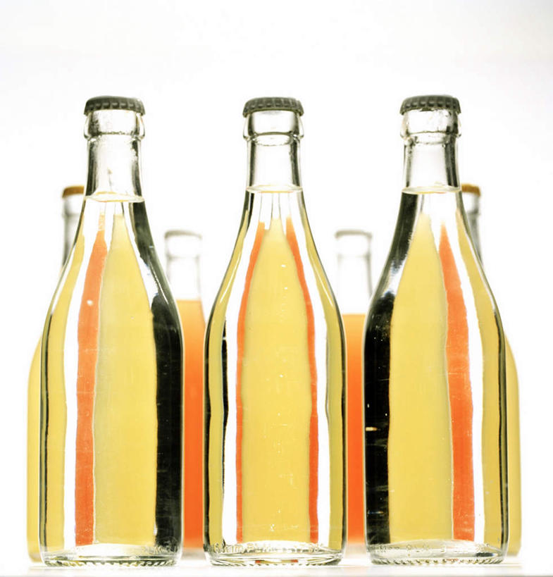 无人,竖图,室内,特写,白天,白色背景,正面,水,桌面,静物,一排,许多,整齐,罐子,液体,水滴,柠檬水,玻璃制品,排列,黄色,玻璃瓶,瓶子,摄影,影棚,队列,彩图,影棚拍摄,拍摄