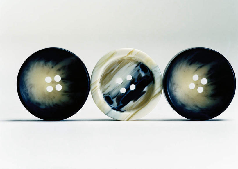 无人,横图,室内,特写,白天,白色背景,正面,桌面,静物,一排,许多,阴影,整齐,光线,圆形,影子,纽扣,排列,三个,阳光,摄影,影棚,钮扣,圆孔,队列,彩图,影棚拍摄,拍摄