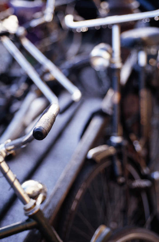 无人,竖图,俯视,室外,特写,白天,自行车,静物,一排,许多,阴影,朦胧,模糊,整齐,光线,瓷砖,地砖,影子,三轮车,地面,车,脚踏车,排列,阳光,交通工具,队列,载具,彩图,高角度拍摄