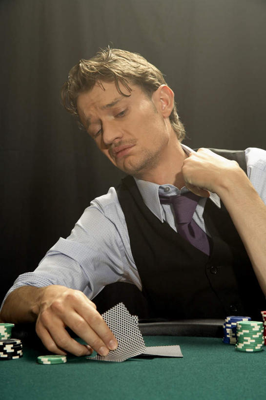 西方人,一个人,坐,笑,微笑,露齿笑,竖图,室内,白天,正面,游戏,赌博,贪欲,竞争,钱,桌子,纸牌,玩具,扑克,欧洲,欧洲人,仅一个男性,仅一个人,许多,撑,握,钱币,墙,拿,玩,拿着,注视,娱乐,刺激,墙壁,墙面,仅一个年轻男性,低头,观察,看,休闲,握着,金融,赌场,经济,观看,活动,察看,撑着,发泄,关注,消遣,智力,代币,赌具,博彩,流通,贸易,投机,侥幸,欲望,宣泄,货币,现金,硬币,男人,男性,年轻男性,白种人,玩耍,嬉戏,坐着,半身,彩图,胜负,输赢,娱乐场