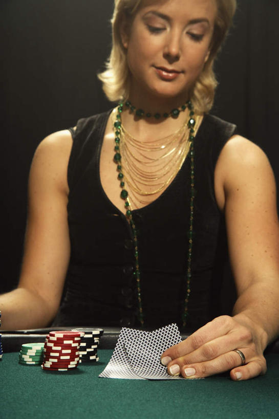 西方人,一个人,坐,竖图,室内,白天,正面,游戏,赌博,贪欲,竞争,钱,桌子,纸牌,玩具,扑克,欧洲,欧洲人,仅一个年轻女性,仅一个女性,仅一个人,许多,握,钱币,墙,拿,玩,拿着,注视,娱乐,刺激,墙壁,墙面,低头,观察,看,靠,靠着,倚靠,休闲,握着,金融,赌场,经济,观看,活动,察看,倚着,发泄,关注,消遣,智力,代币,赌具,博彩,流通,贸易,投机,侥幸,欲望,宣泄,货币,现金,硬币,年轻女性,女人,女性,白种人,玩耍,嬉戏,坐着,半身,彩图,胜负,输赢,娱乐场