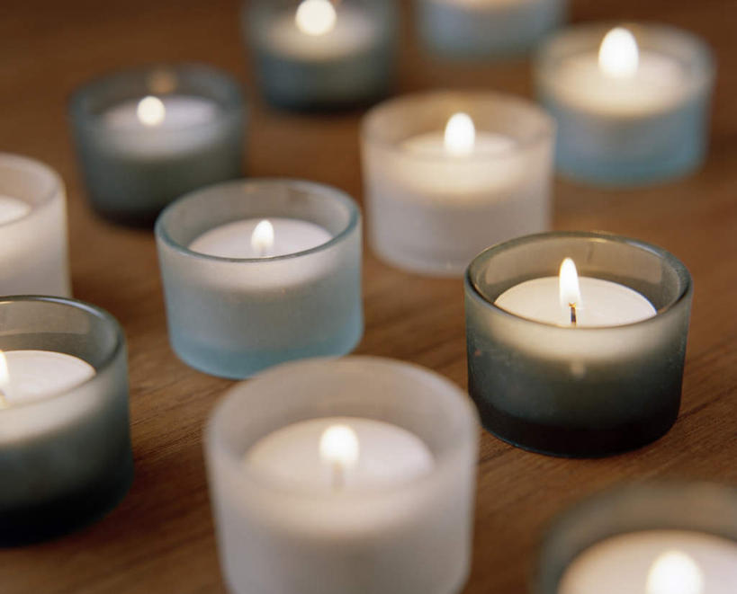 无人,横图,俯视,室内,特写,白天,地板,静物,蜡烛,一排,许多,阴影,朦胧,模糊,整齐,反射,火焰,影子,烛光,地面,燃烧,木地板,排列,点燃,刺眼,耀眼,队列,彩图,高角度拍摄,夺目