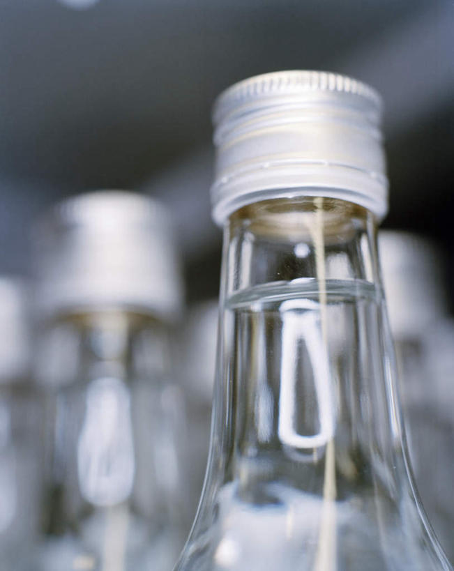 无人,竖图,室内,特写,白天,仰视,一排,许多,阴影,朦胧,模糊,整齐,光线,木制,影子,软木塞,玻璃制品,酒瓶,排列,阳光,玻璃瓶,木制品,瓶子,队列,彩图,低角度拍摄