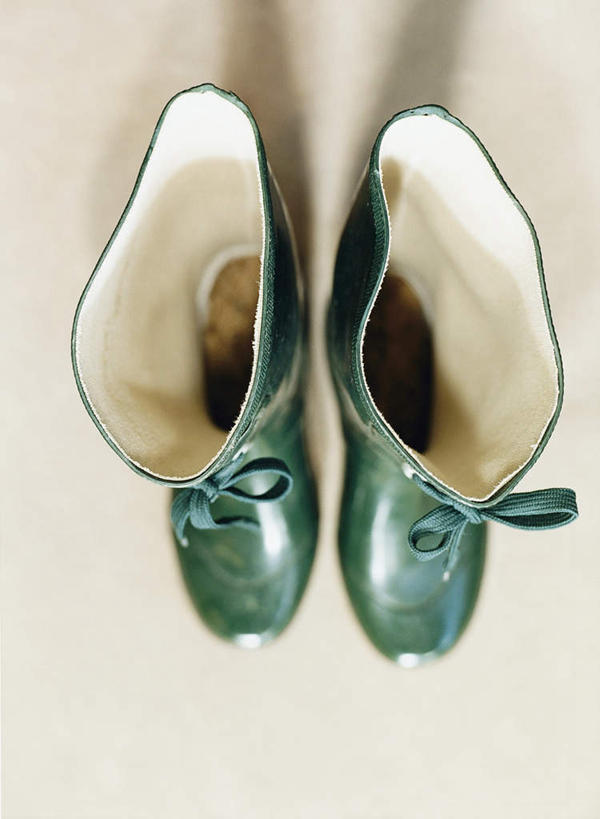 无人,竖图,俯视,室内,白天,白色背景,鞋子,一双,阴影,光线,瓷砖,地砖,影子,雨鞋,地面,特色,绿色,阳光,摄影,影棚,彩图,高角度拍摄,影棚拍摄,拍摄