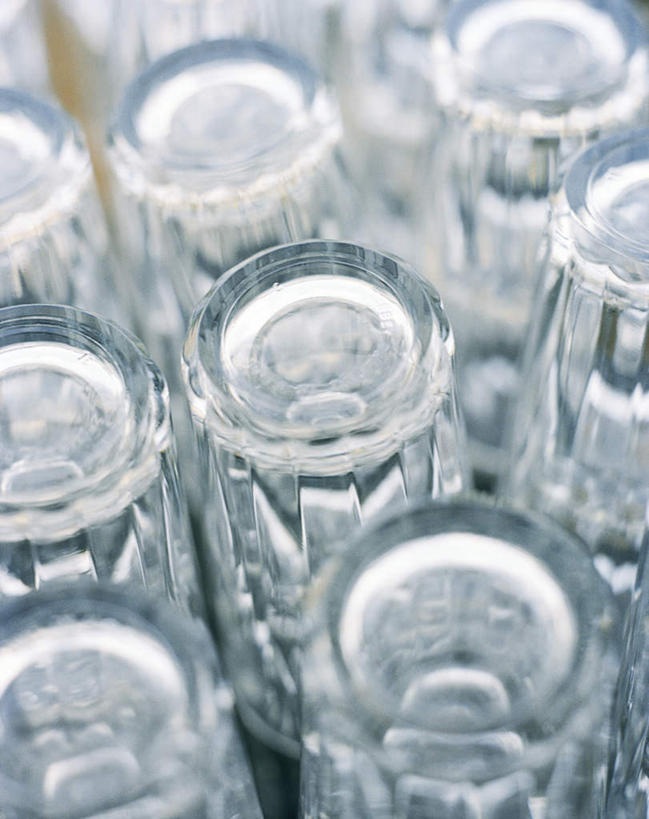 无人,竖图,俯视,室内,特写,白天,杯子,一排,许多,阴影,朦胧,模糊,整齐,透明,光线,影子,玻璃制品,排列,阳光,水杯,队列,通明,玻璃杯,彩图,高角度拍摄