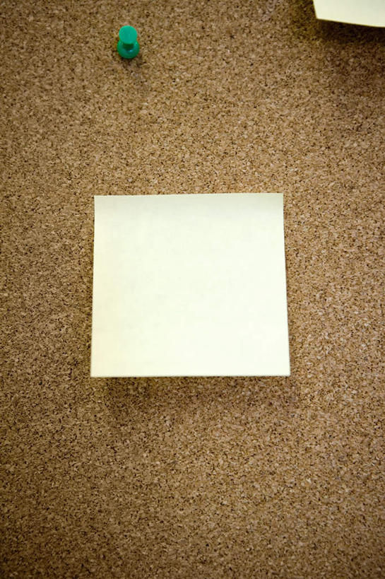 无人,竖图,室内,特写,白天,正面,一块,一张,阴影,粘性,光线,影子,纸,墙,办公用品,便利贴,便签,墙壁,墙面,文具,红色,白色,阳光,吸铁石,办公设备,文具用品,记事,快捷,文化工具,方便,N次贴,便条贴,告诉贴,即时贴,彩图