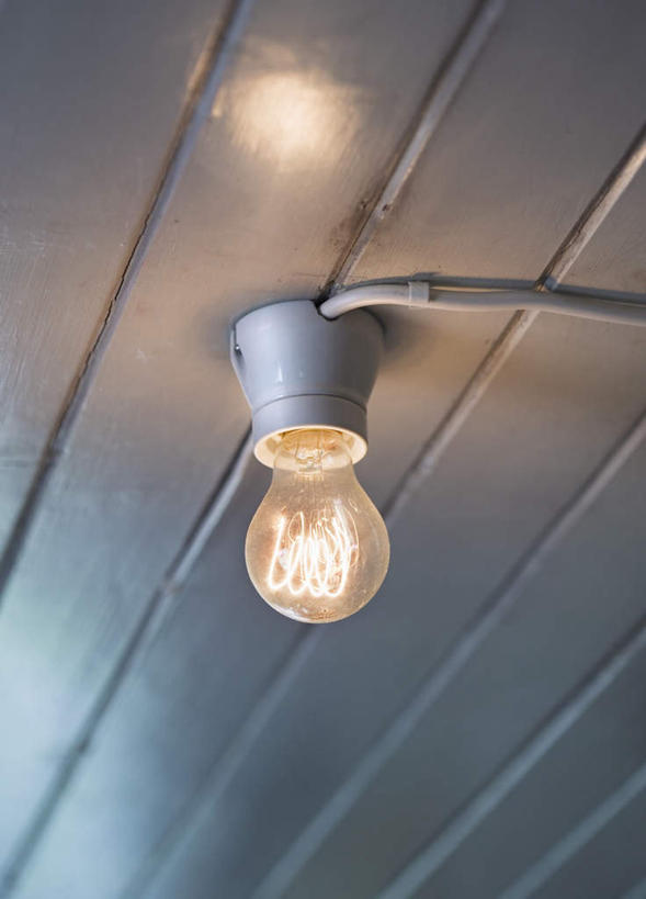 无人,竖图,室内,白天,仰视,照明,阴影,条纹,反射,纹路,影子,屋檐,灯光,吊灯,檐,灯,一个,灯具,单个,照亮,照明设备,彩图,低角度拍摄